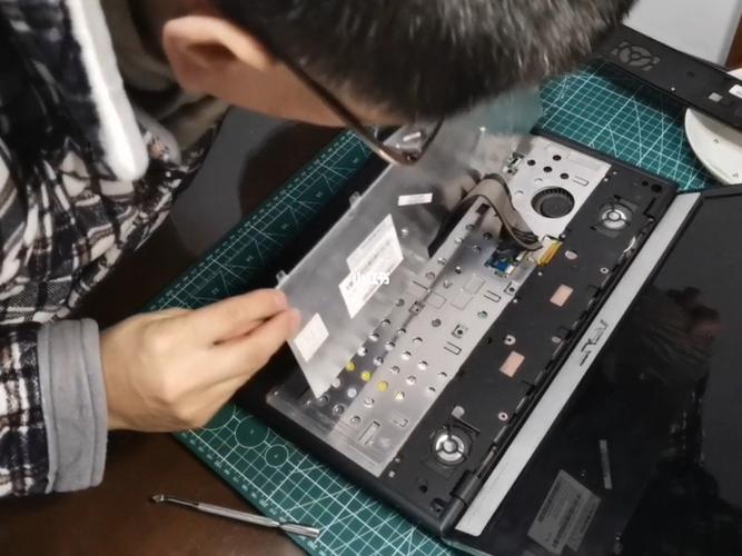 笔记本电脑键盘支架维修